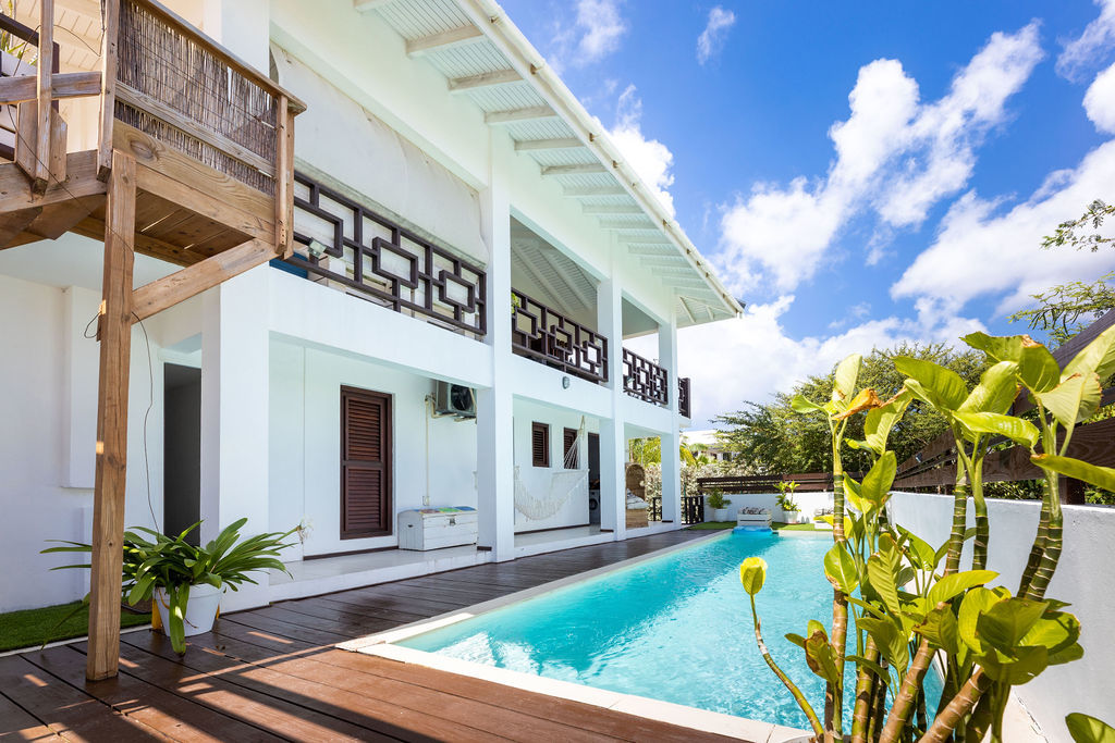 Zwembad en terras bij de FIC villa op Curaçao
