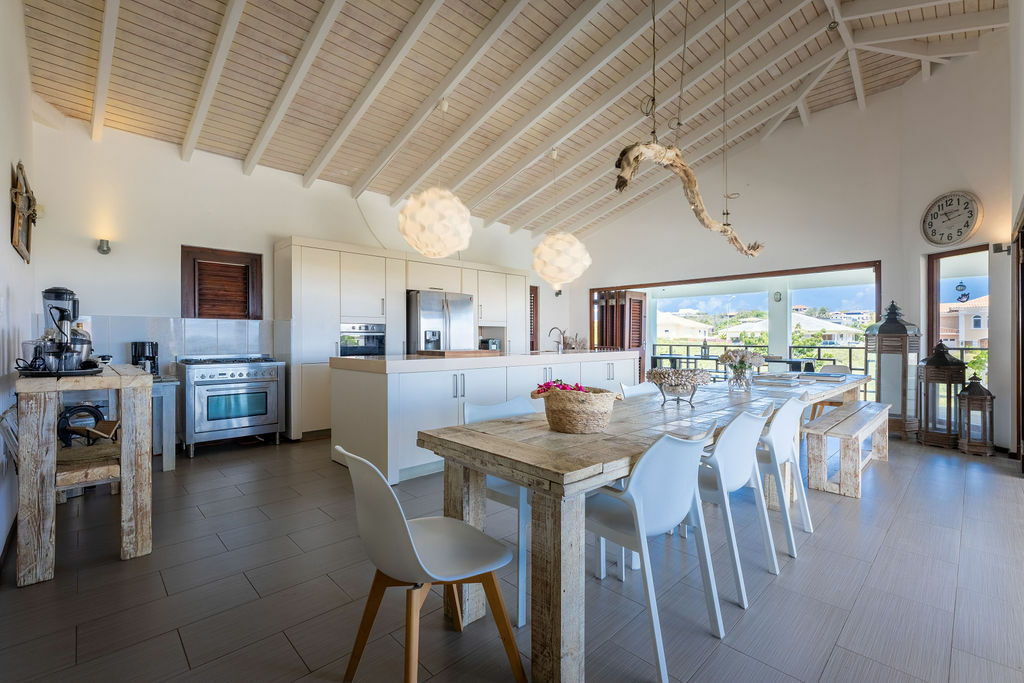 Open keuken met lange eettafel in de FIC AI Villa